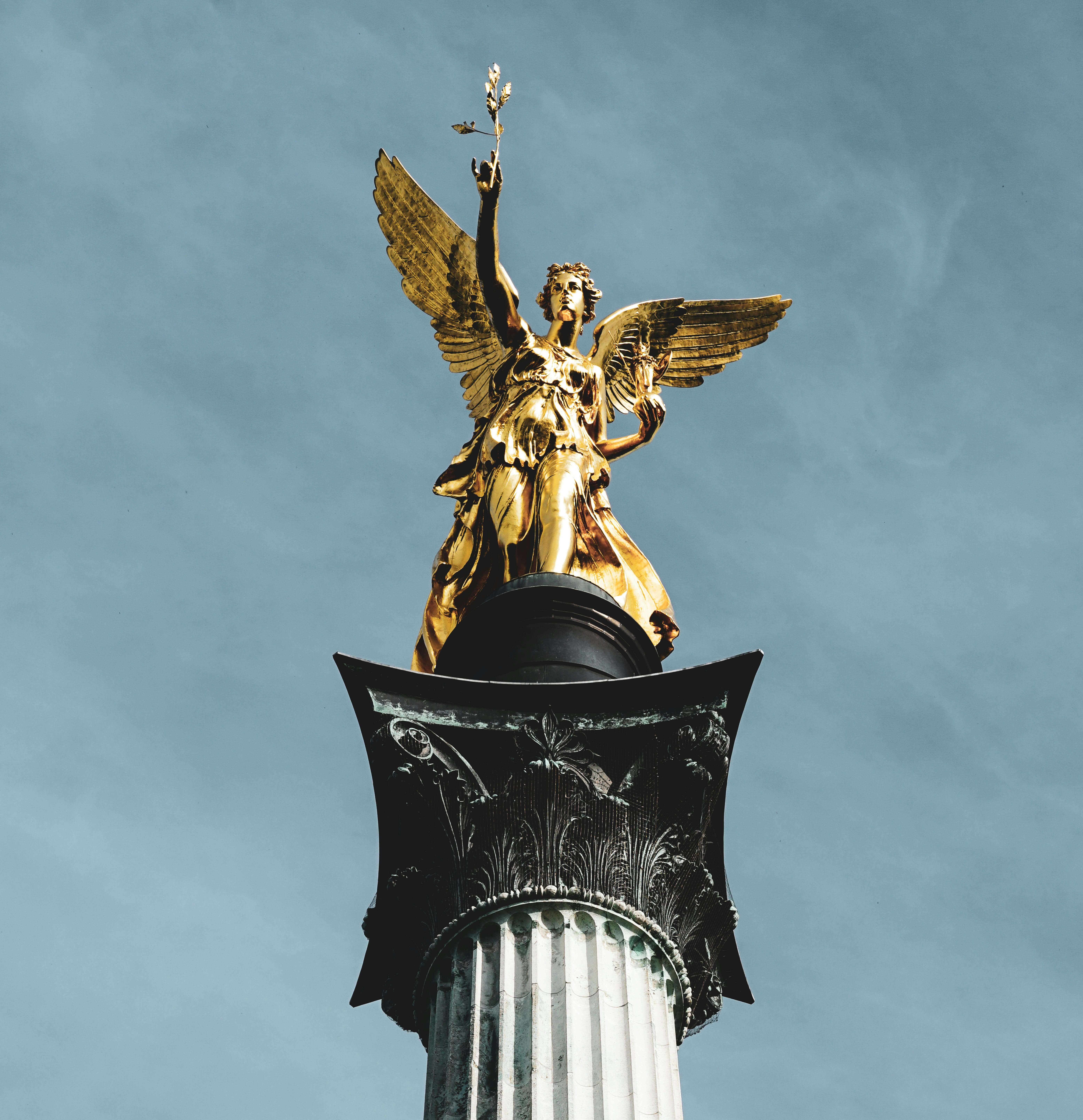 Estatua dorada de la Victoria (Friedensengel) en Múnich. Simboliza el resurgimiento económico de Alemania y el nuevo modelo de crecimiento.